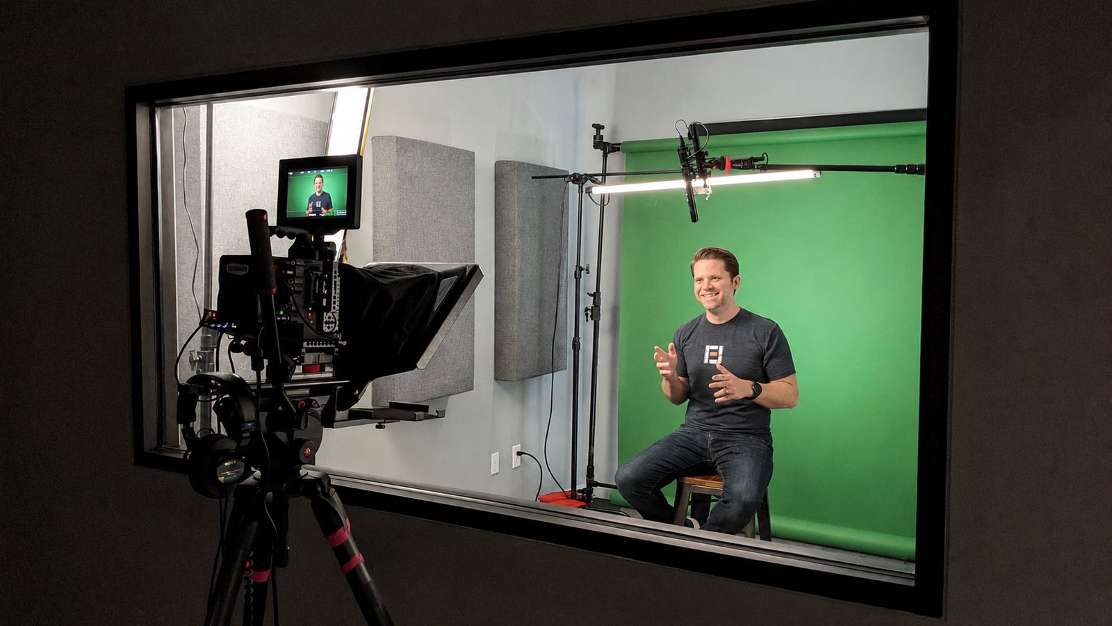Cinema camera and teleprompter set for an avatar capture